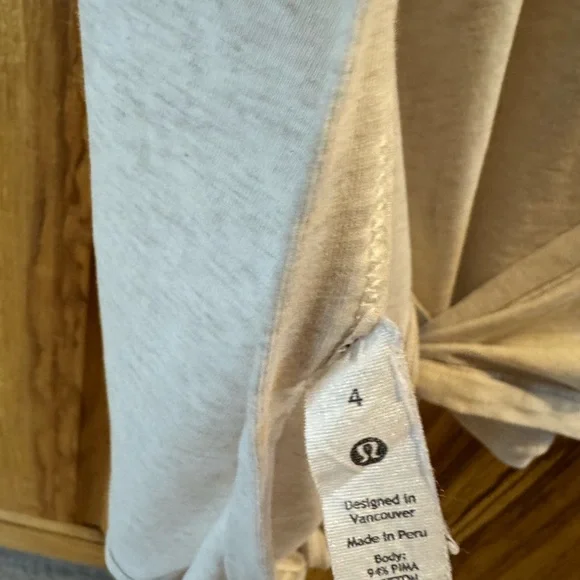 Like new lululemon It’s a tie tee beige size 4 - Picture 10 of 14